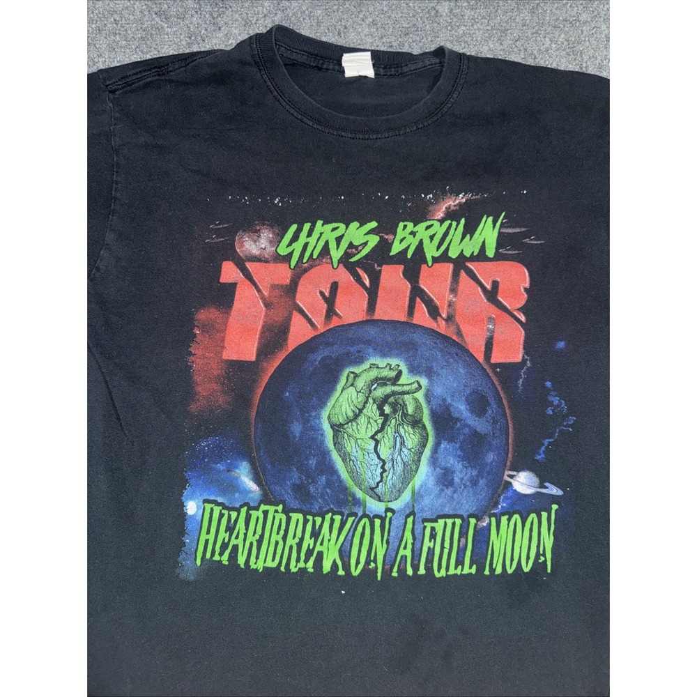 Chris Brown Heartbreak on a Full Moon 2018 Tour Concert Shirt Size Medium Music - Picture 2 of 7